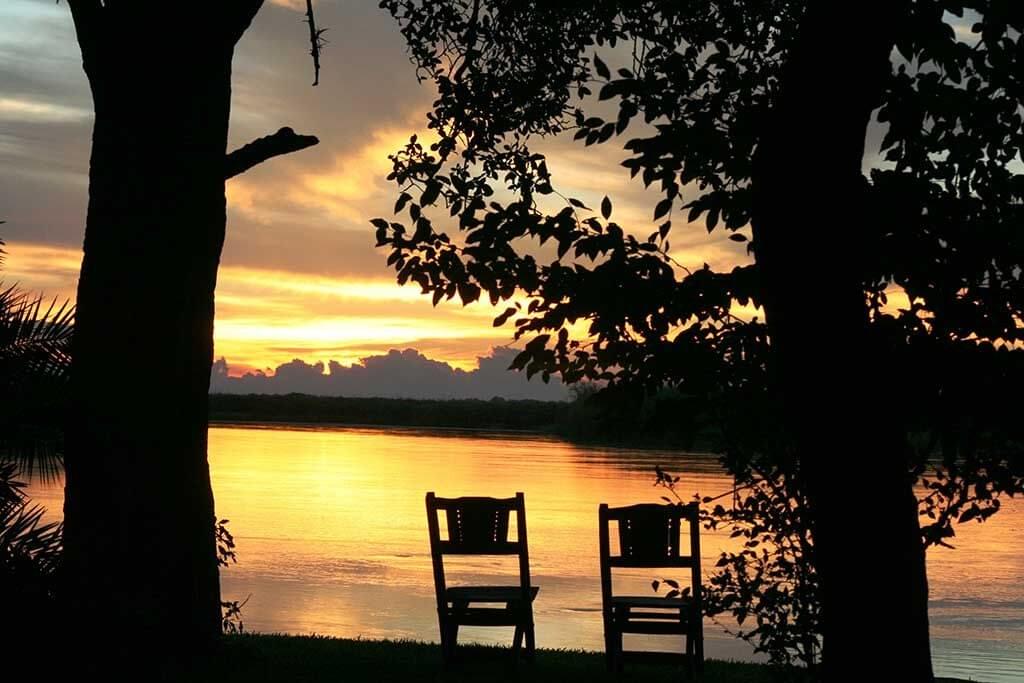coucher de soleil sur la rivière au Xaro Lodge, Ouest Okavango, Botswana