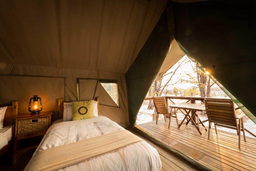 intérieur d'une tente aménagée et terrasse extérieure à Mankwe Bush Lodge, réserve de Moremi, Botswana