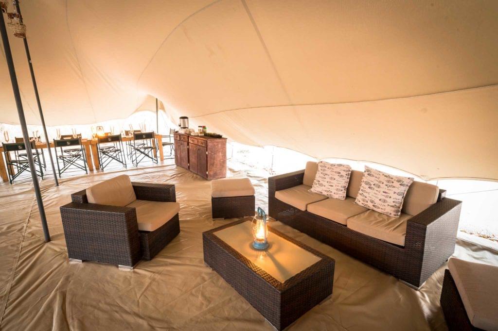 salon sous tente à Mankwe Bush Lodge, réserve de Moremi, Botswana