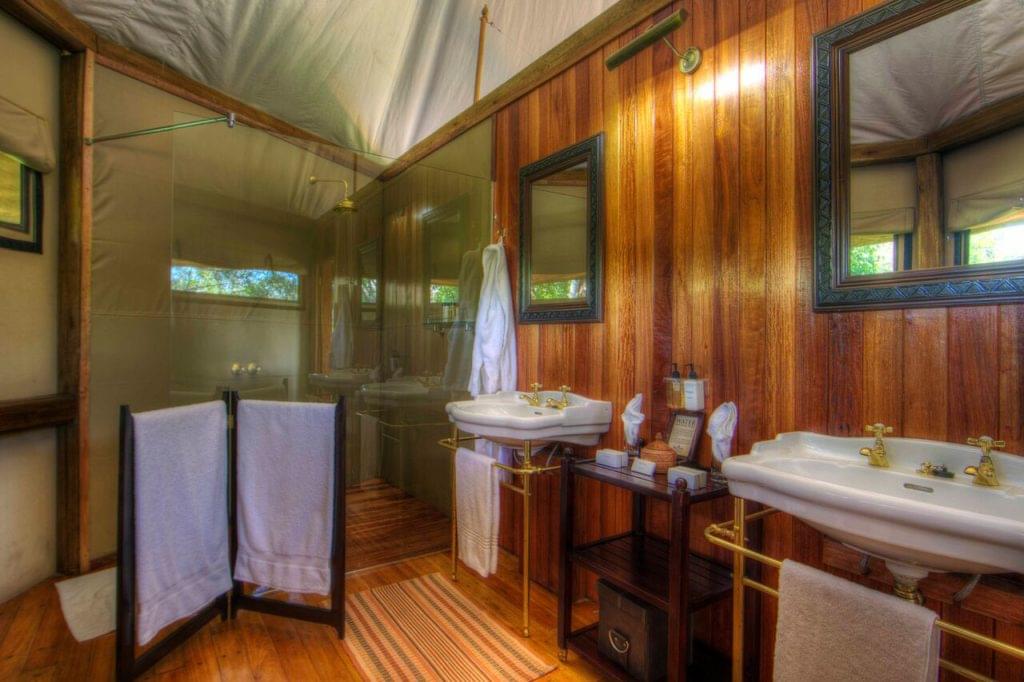 Salle de bain du Kanana Camp dnas le delta de l'Okavango au Botswana