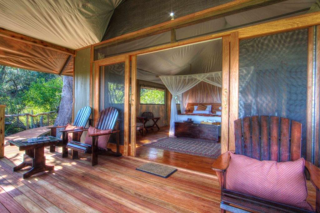 terrasse couverte avec vue au Kanana Camp, delta de l'Okavango au Botswana