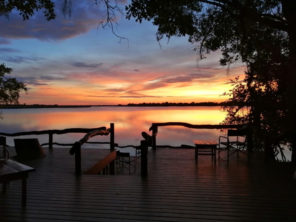 coucher du soleil au Guma Lagoon, ouest du delta de l'Okavango, Botswana