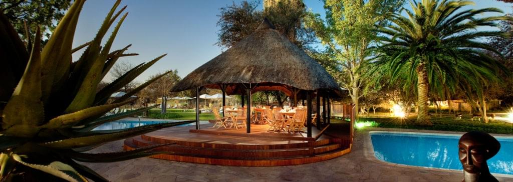 Terrasse et piscine du Mokuti Lodge proche de l'entrée Est du parc national d'Etosha en Namibie