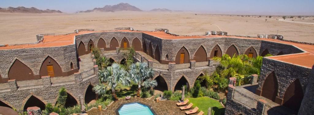 Les chambres et la piscine du lodge Mirage Resort & Spa, dans le secteur de Sesriem, désert du Namib en Namibie