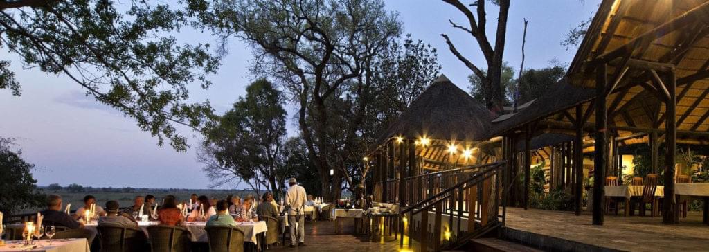 Terrasse du Namushasha River Lodge secteur de Kongola dans la Bande de Caprivi en Namibie