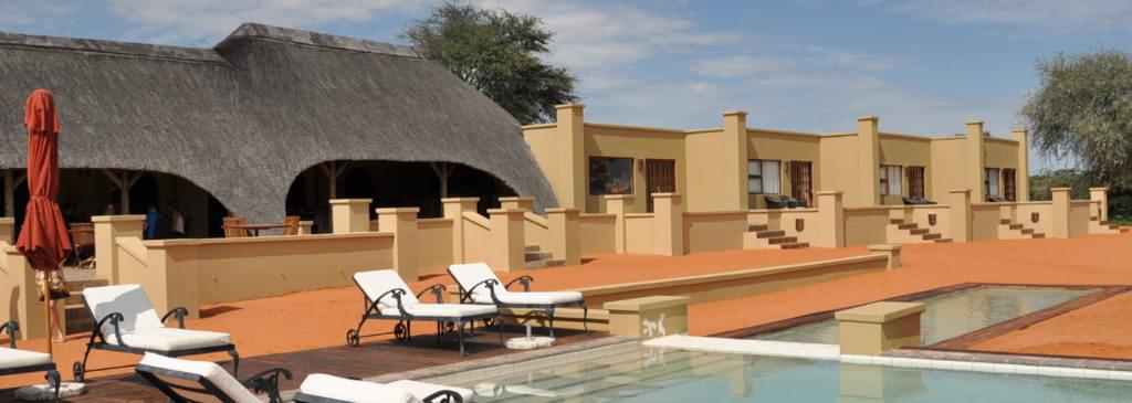 Piscine du Intu Afrika Zebra Lodge dans le secteur de Mariental, désert du Kalahari en Namibie