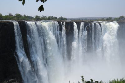 Vue sur les chutes Victoria depuis le parc National au Zimbabwe