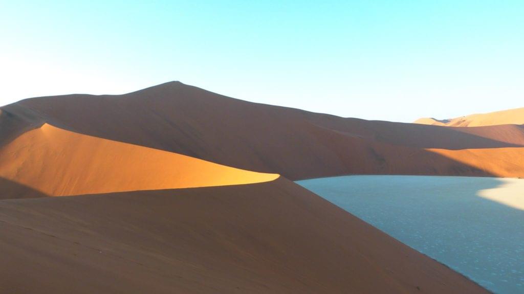 Vue sur Big daddy a dune la plus haute et le Deadvlei à gauche - désert du Namib Naukluft - Sesriem - Sossusvlei