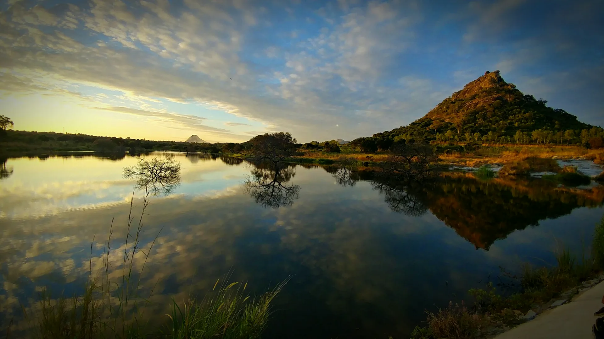 Lac et montagne au coucher de soleil dans le Parc National de Maputo, Mozambique