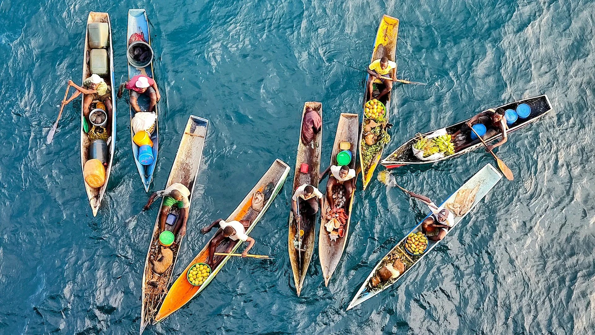 Pirogues de pêcheurs vues du ciel, eaux turquoise de l'archipel de Bazaruto